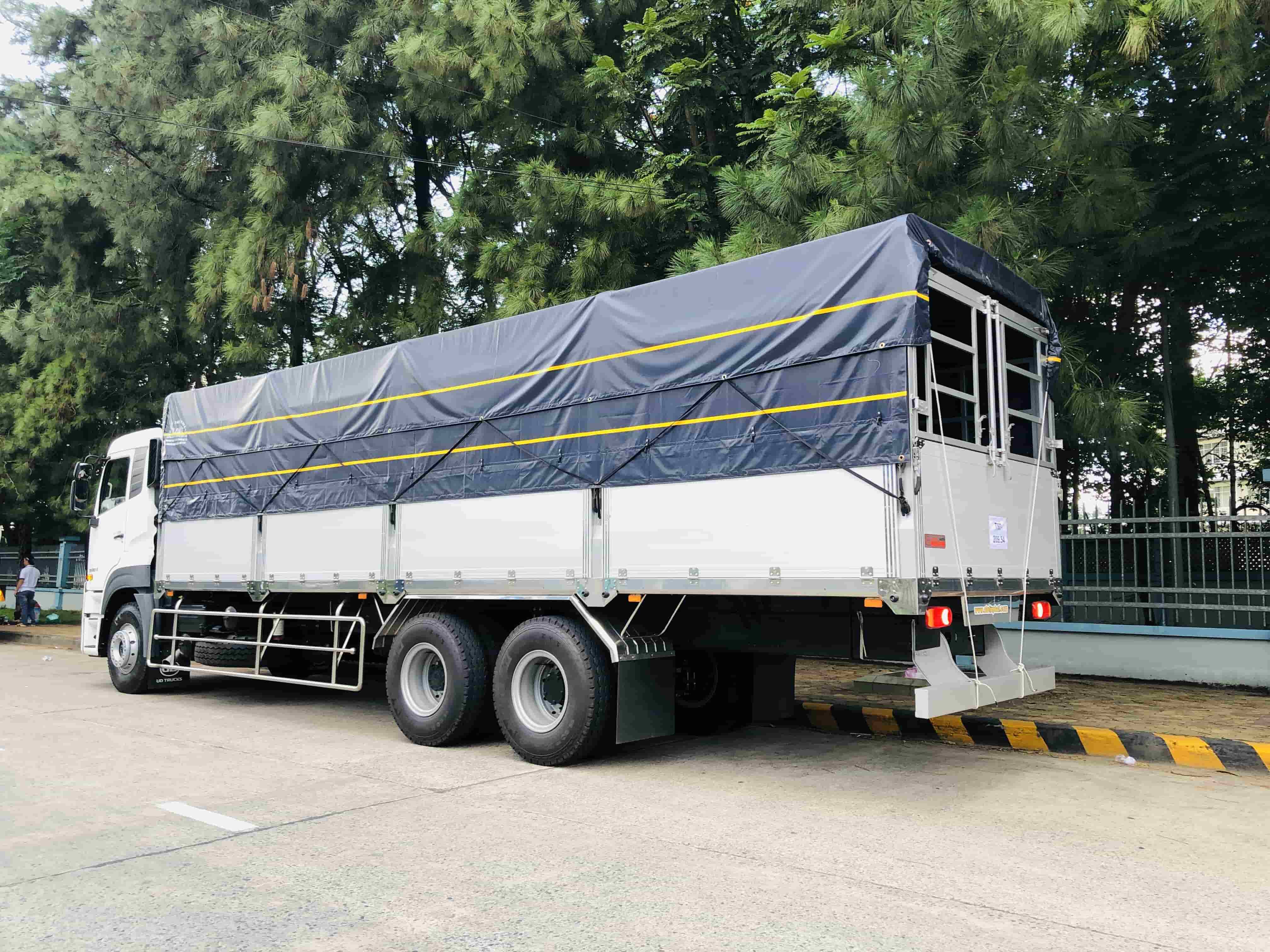 Thùng mui bạt 3 chân CDE280 thùng ngắn